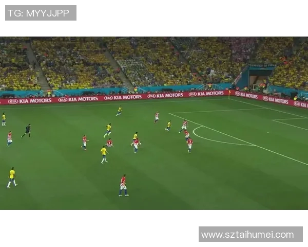 路人观看足球明星精彩瞬间的全新视频软件体验分享